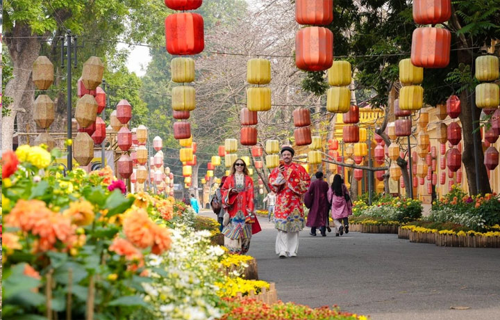 Khách quốc tế thích thú trải nghiệm đường hoa “Bình minh khát vọng” tại Hoàng thành Thăng Long