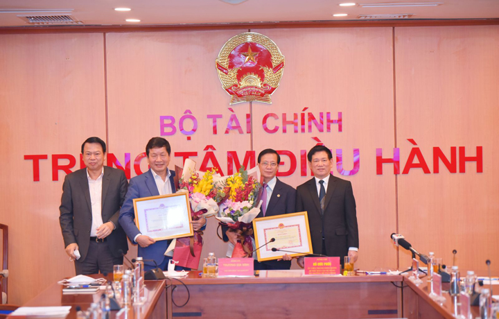 Bộ trưởng Bộ Tài chính tặng thưởng Bằng khen cho FPT và SOVICO