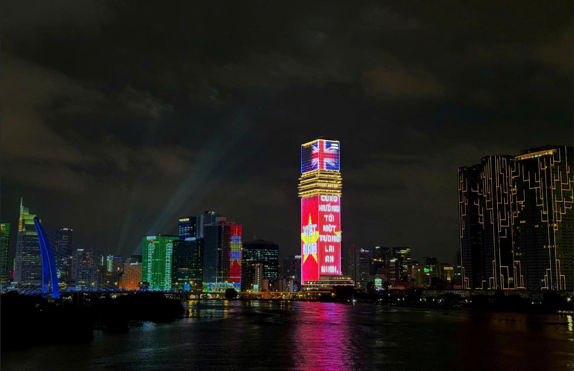Tòa tháp Saigon Marina IFC thắp sáng tuần lễ hữu nghị Việt - Anh